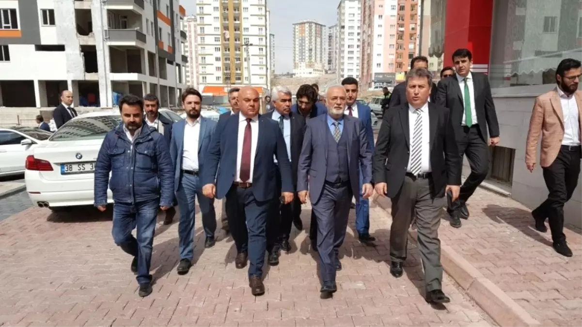 Bakan Elitaş Referandum Çalışmasında Vatandaşı Tıraş Etti