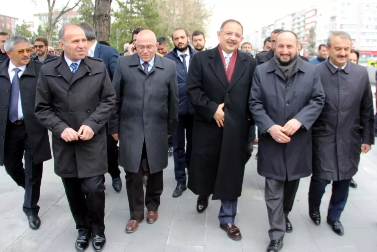 Bakan Özhaseki Kayseri\'de Esnafı Gezdi, Balık Yedi