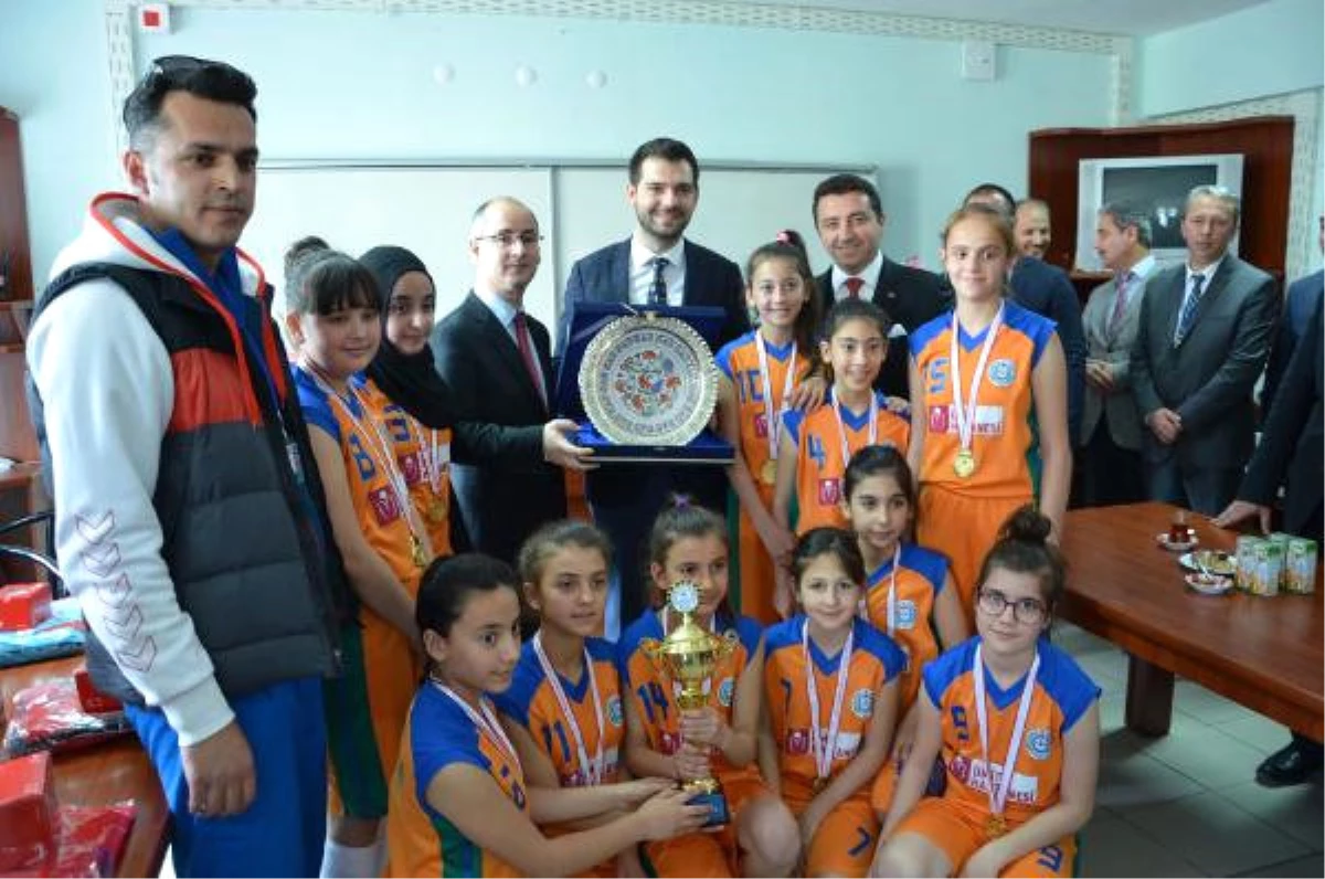 Bakan Yardımcısı Boynukalın\'dan Bozüyüklü Basketbolcu Kızlara Moral Ziyareti