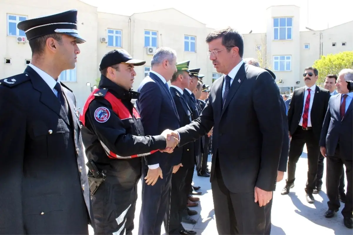 Bakan Zeybekci Polislerle Bir Araya Geldi