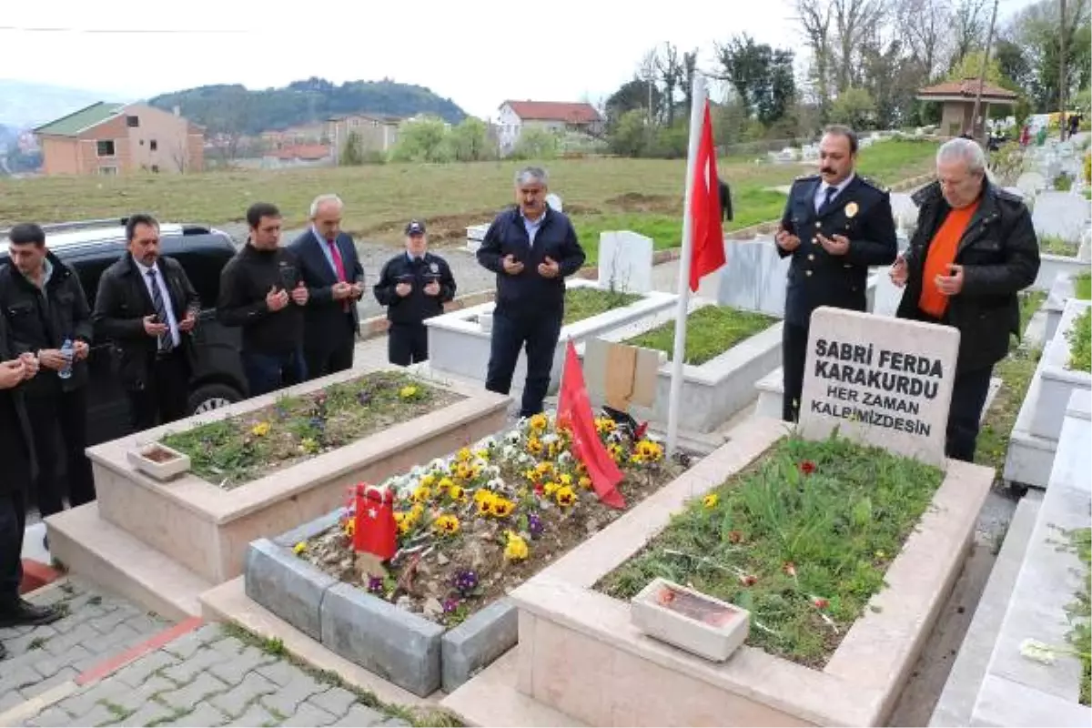 Beşiktaş Şehidi Emniyet Müdürü Mezarı Başında Anıldı - Zonguldak