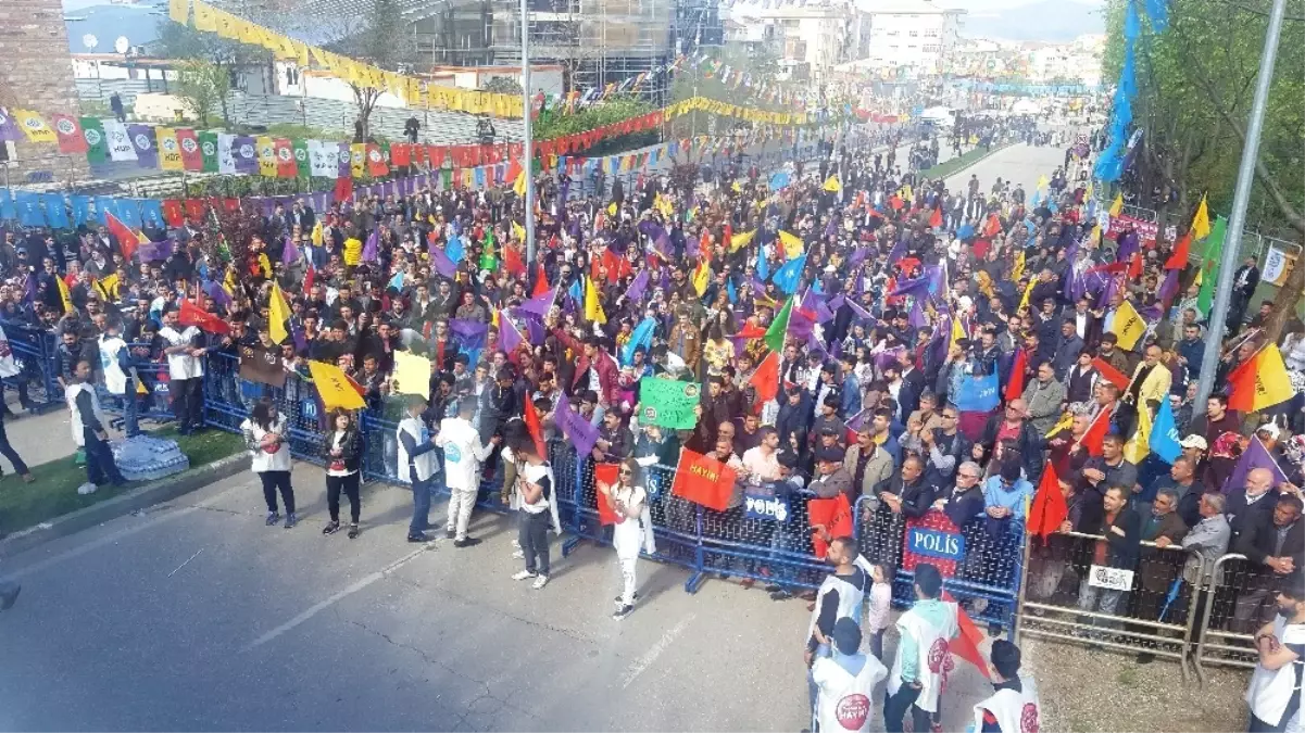 Bursa\'da Az Katılımlı Hdp Mitinginde Dikkat Çeken Güvenlik Önlemi