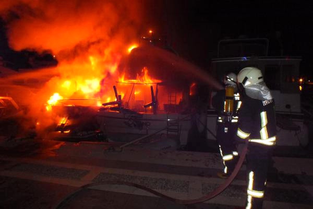 Dha Yurt: (Yeniden) Marmaris\' Te Yat Limanında Alevli Gece: 3 Yat Yandı, 1 Ölü, 1 Yaralı