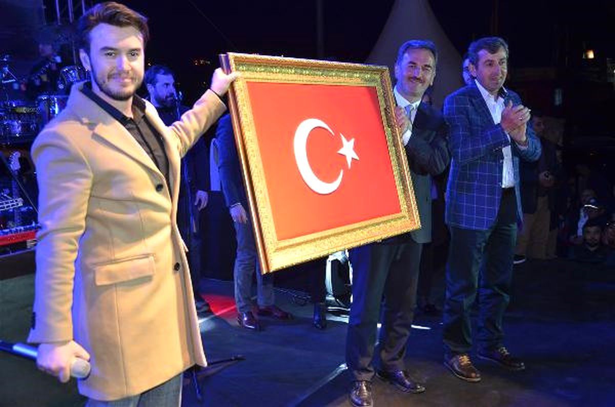 Gemlik\'te Mustafa Ceceli\'den Bursaspor Atkılı Darbuka Şov