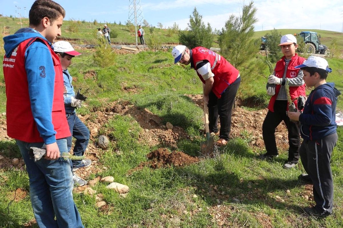 Gönüllü Gençlerden Çevre Temizliği