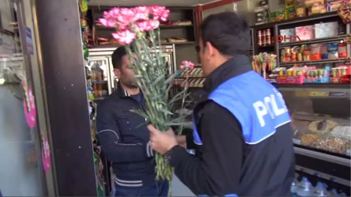 Hakkari Polisler Hakkari Esnafına Karanfil Dağıttı