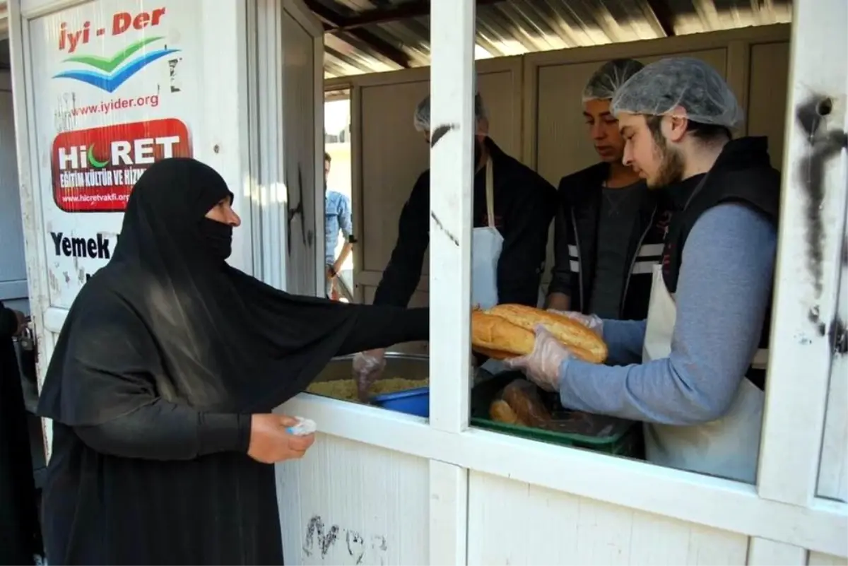 İrfan Yurdu Öğrencilerinden Suriyelilere Sıcak Yemek İkramı