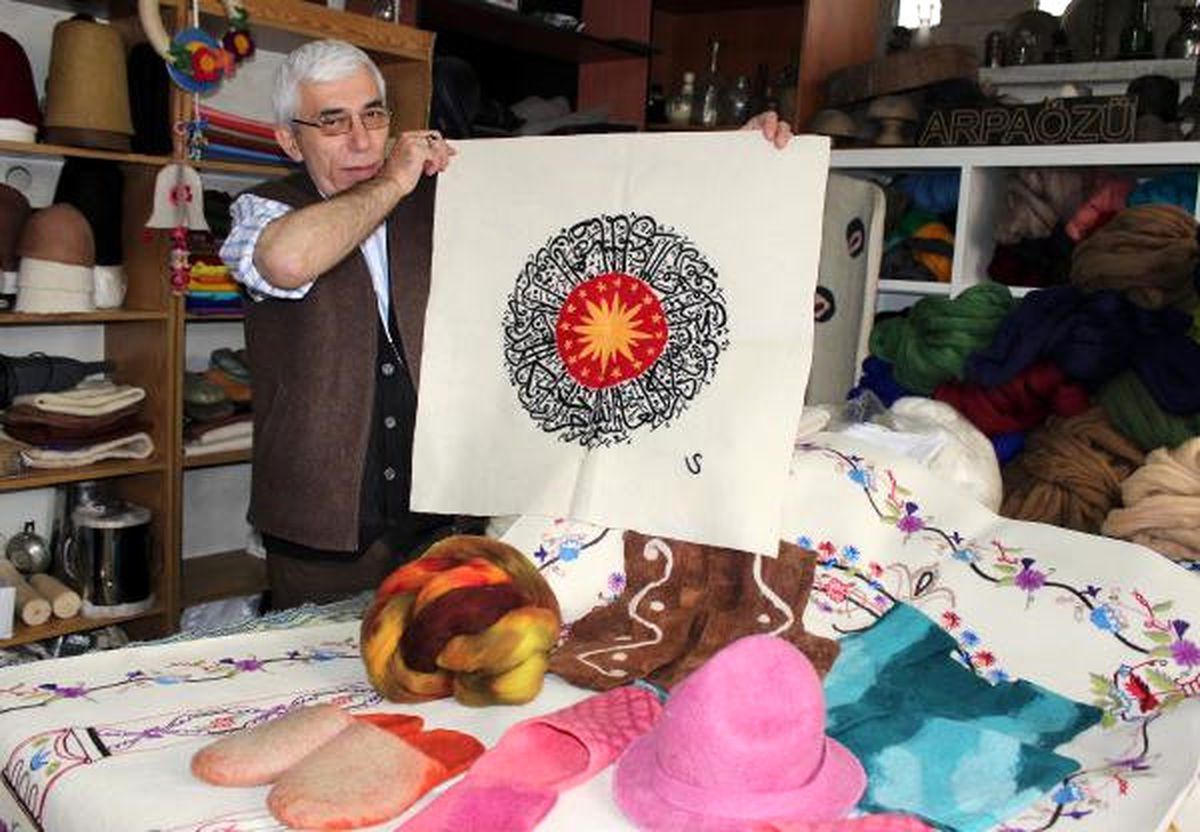 Oğlu ve Kızıyla Keçeciliği Yaşatıyor