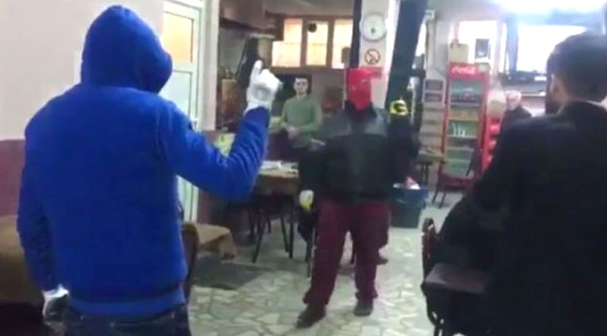 Okmeydanı\'nda Kahvehanede Vatandaşları Tehdit Eden Şüpheliler Yakalandı