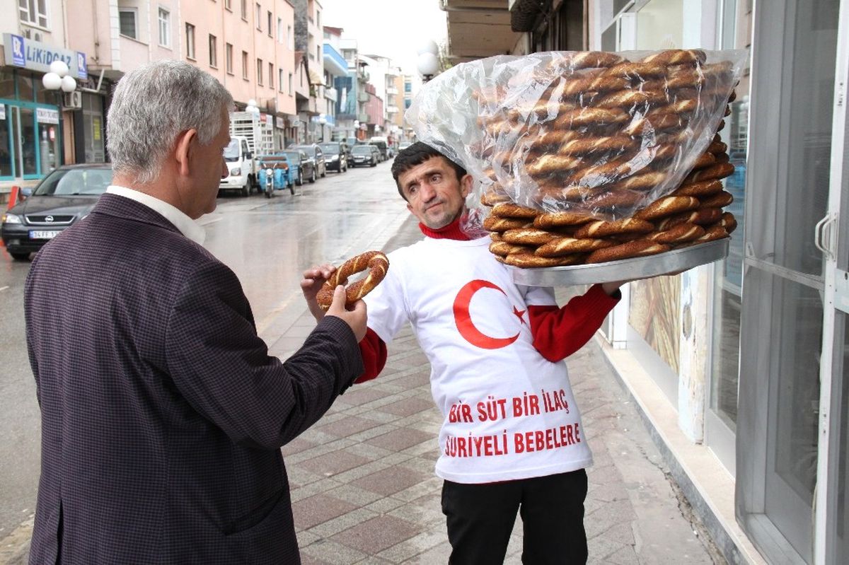 Hayırsever Simitçi Bu Kez İdlip İçin Tezgahını Sırtladı