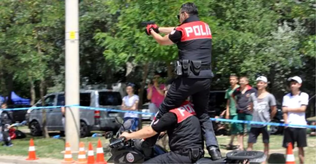 Polislerden "Nefes Kesen" Gösteri