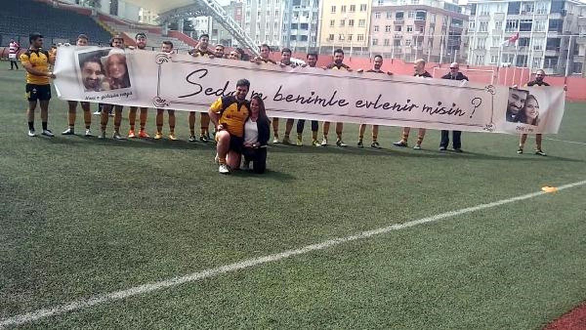 Ragbi Maçında Süpriz Evlilik Teklifi