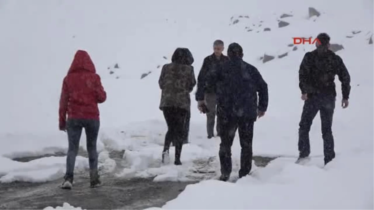 Rize Nisan\'da Kar Yağdı, Ovit Geçidi Yine Ulaşıma Kapandı