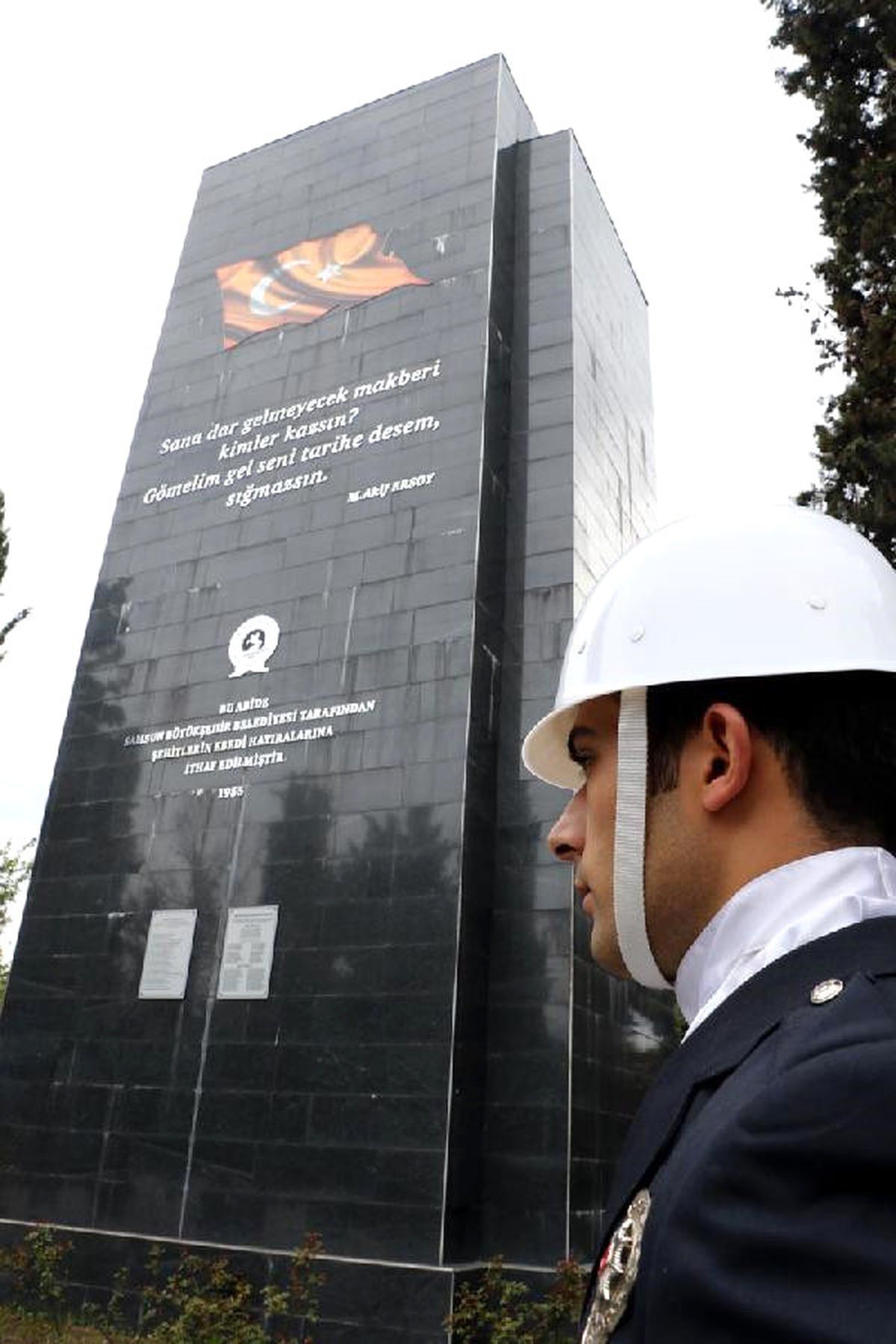 Şehit Mezarlarına Karanfil Bırakıldı