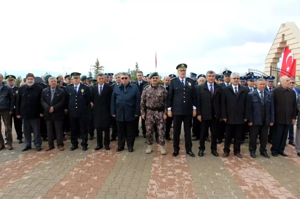 Sivas\'ta Polis Şehitliğinde Hüzünlü Anma