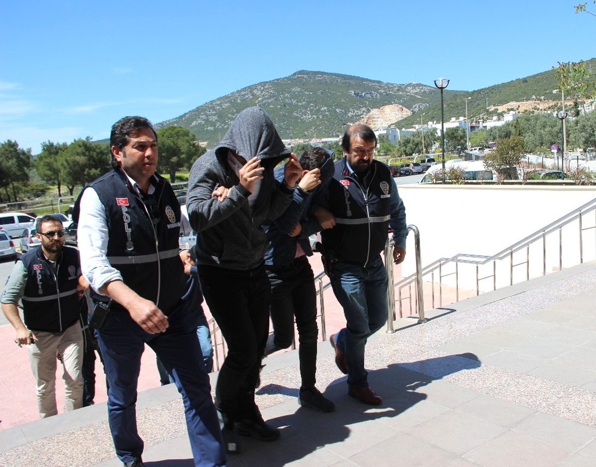 Soyguncular Girdikleri Kasap Dükkanının Sahibini ve Çalışanı Dondurucuya Kilitledi