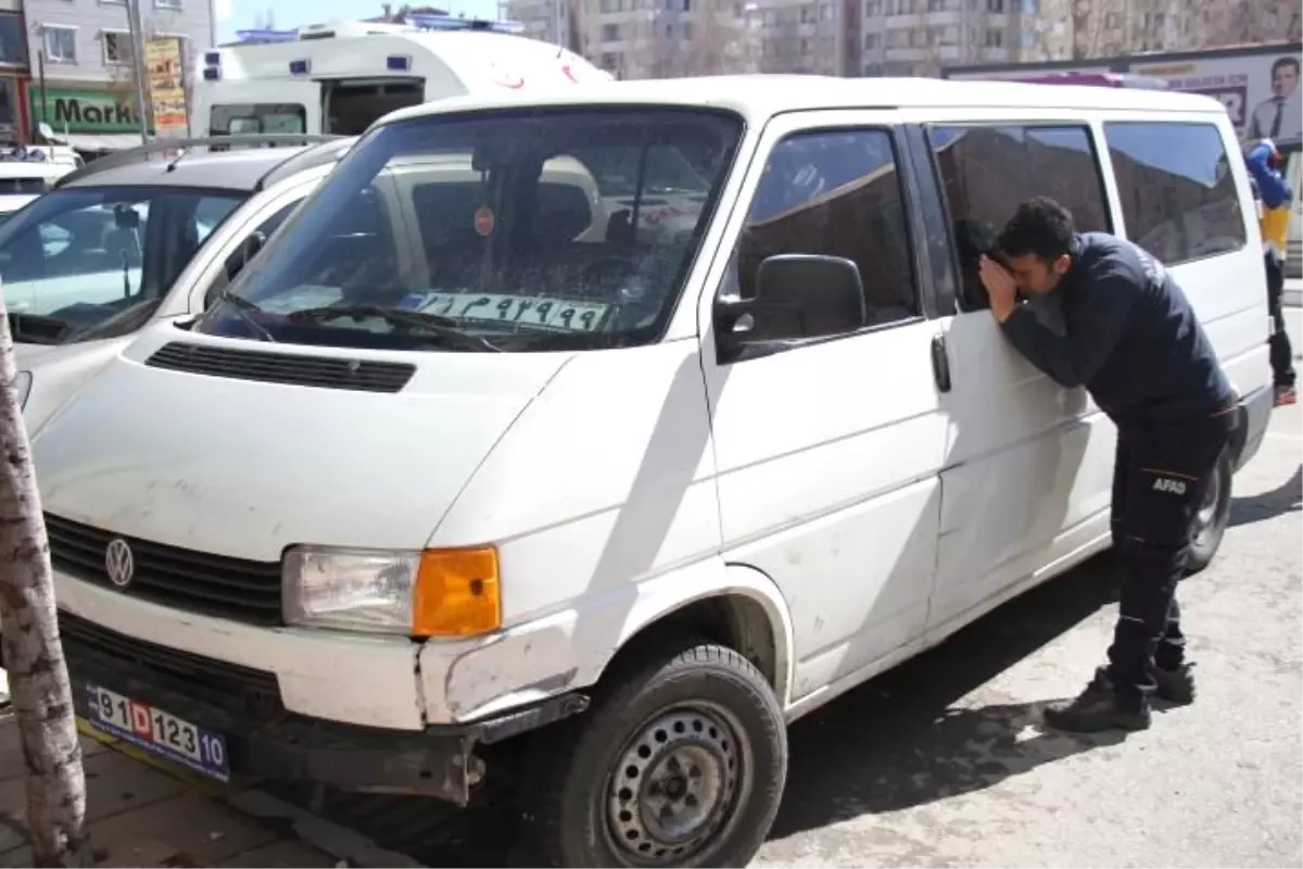 İranlı Vatandaş, 3 Gündür Park Halinde Bulunan Minibüste Ölü Bulundu