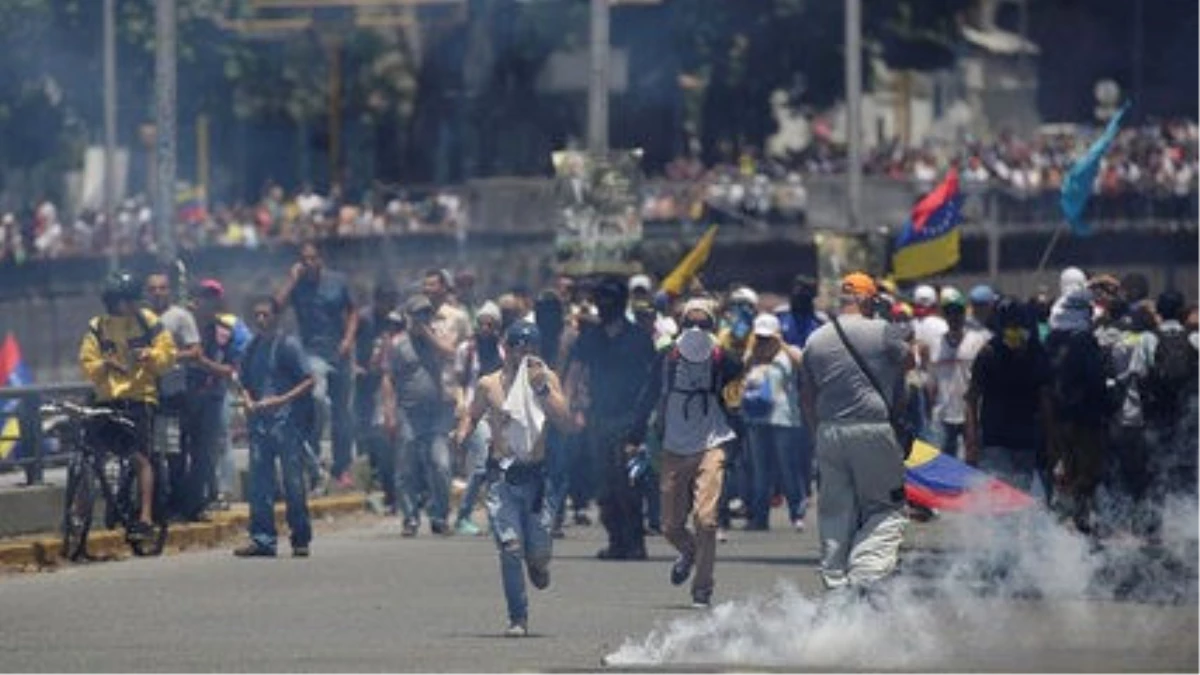 Venezuela\'da Muhalif Liderin Siyasetten Men Edilmesi Protesto Ediliyor