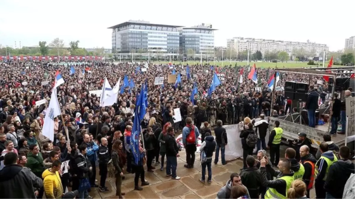 Vucic Karşıtı Protestolar Sürüyor