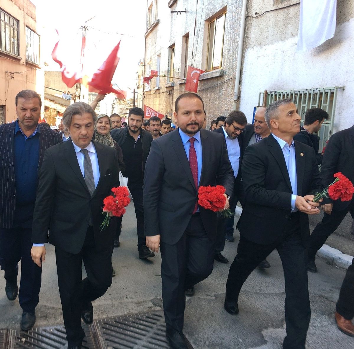 AK Parti Beyoğlu İlçe Başkanlığı,hacıahmet Mahallesi\'nde \'Sevgi Yürüyüşü\' Gerçekleştirdi