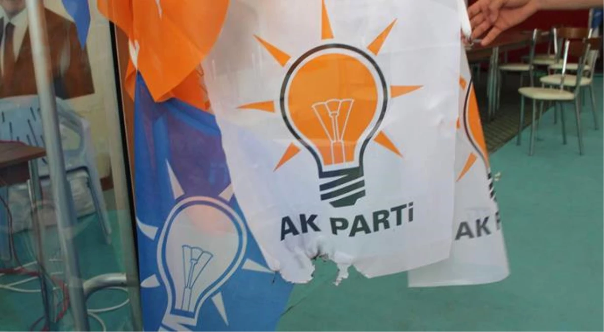AK Parti\'nin İrtibat Bürosundaki Afişlere Zarar Verildi