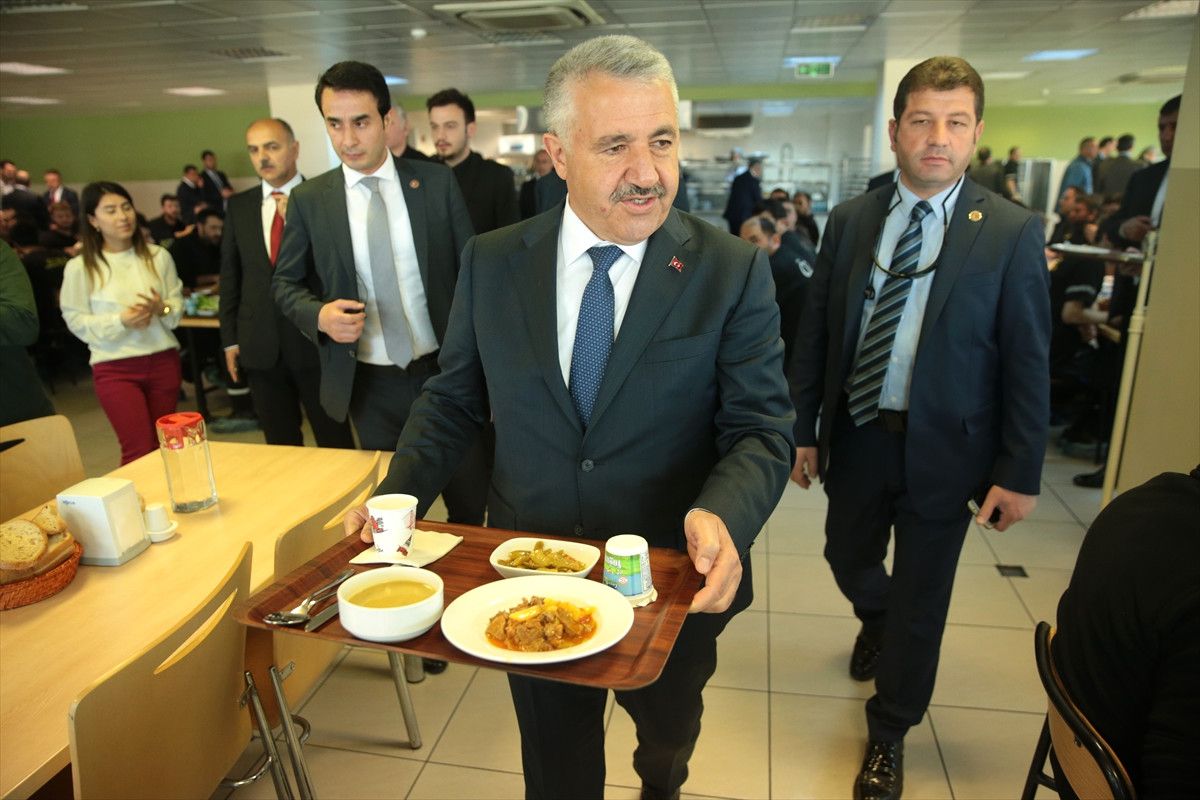 Bakan Arslan, İşçilerle Yemek Yedi