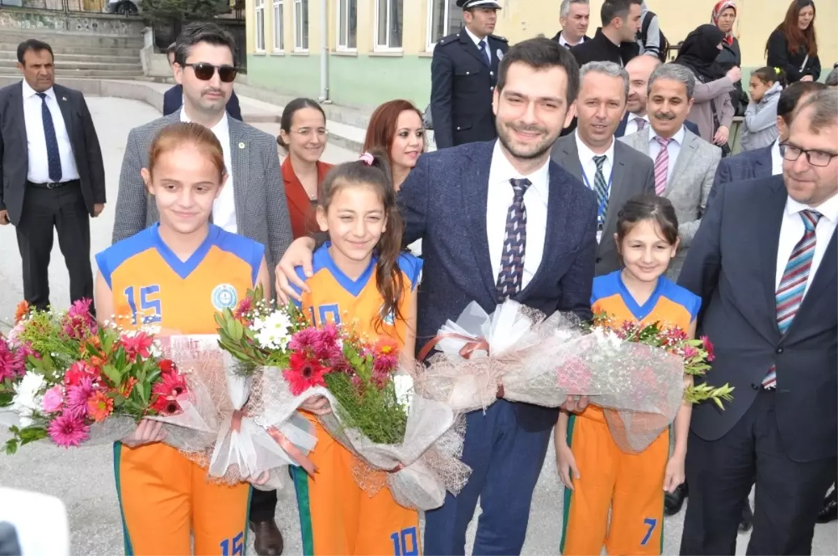 Bakan Yardımcısı Boynukalın\'dan Küçük Basketbolculara Jest