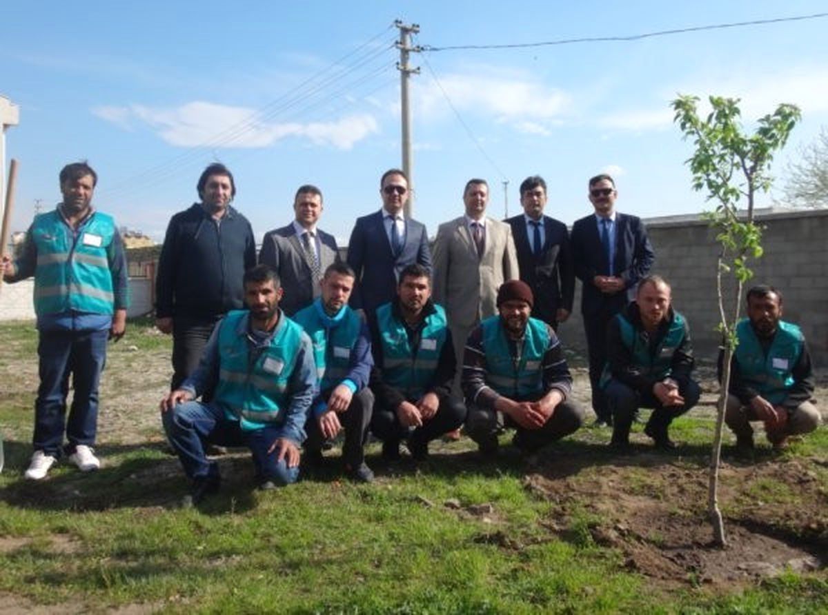 Burhaniyeli Öğrenciler Hükümlülerle Ağaç Dikti