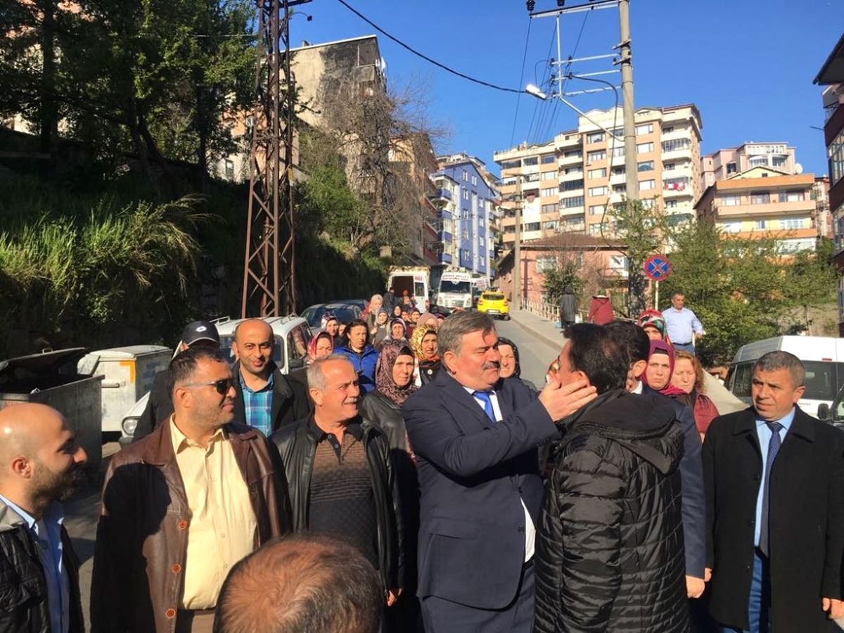 Çaturoğlu ve Çakır Kapı Kapı Dolaşıp \'Evet\'e Destek İstedi