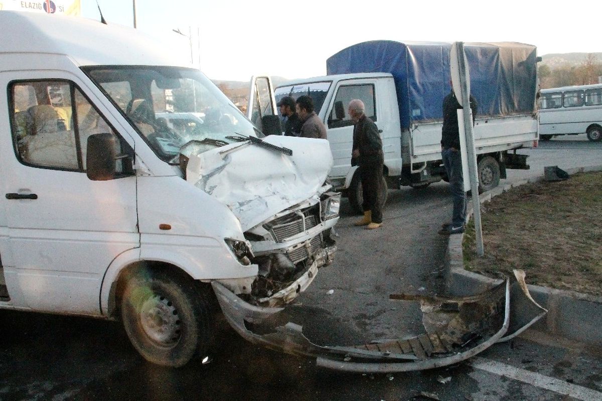 Elazığ\'da İşçi Servisi ile Kamyonet Çarpıştı: 5 Yaralı