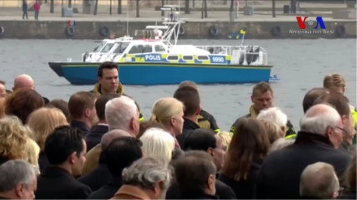 İsveç\'te Kamyon Saldırısında Ölenler İçin Anma Töreni Düzenlendi