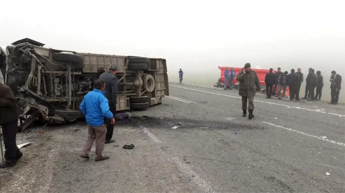 Kayseri\'de Öğrenci Servisi ile Tır Çarpıştı: 2 Ölü, 10 Yaralı