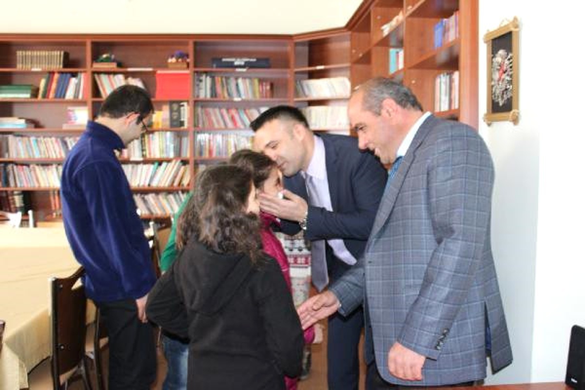 Kimsesiz Çocuklara Spor Ayakkabı Alınca Yargılanmaktan Kurtuldular