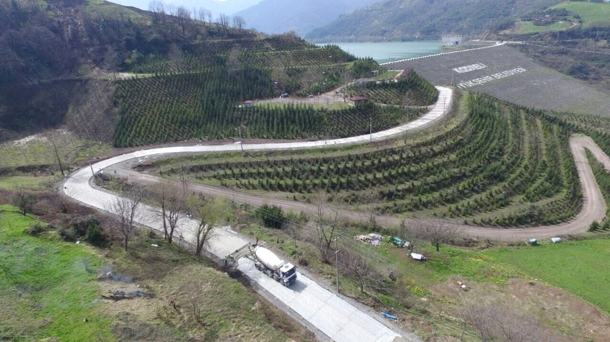Köylere Güvenli ve Sağlam Beton Yollar Yapılıyor
