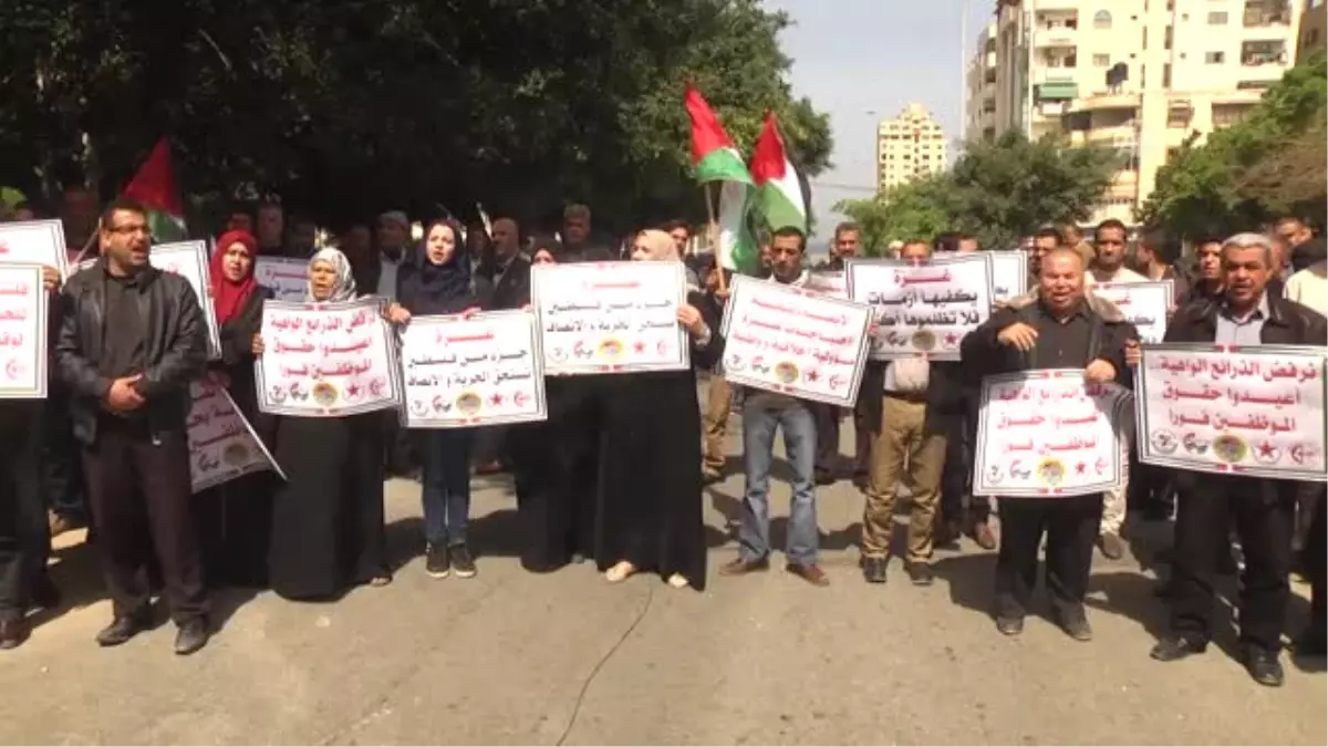 Memurların Maaşlarına Yapılan Kesinti Protesto Edildi