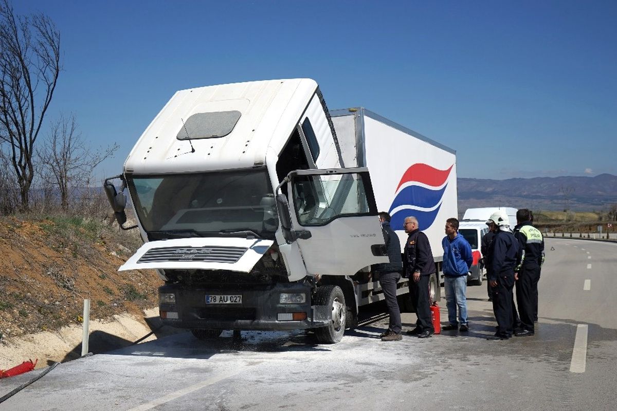 Motoru Yanan Kamyona İtfaiye Müdahale Etti