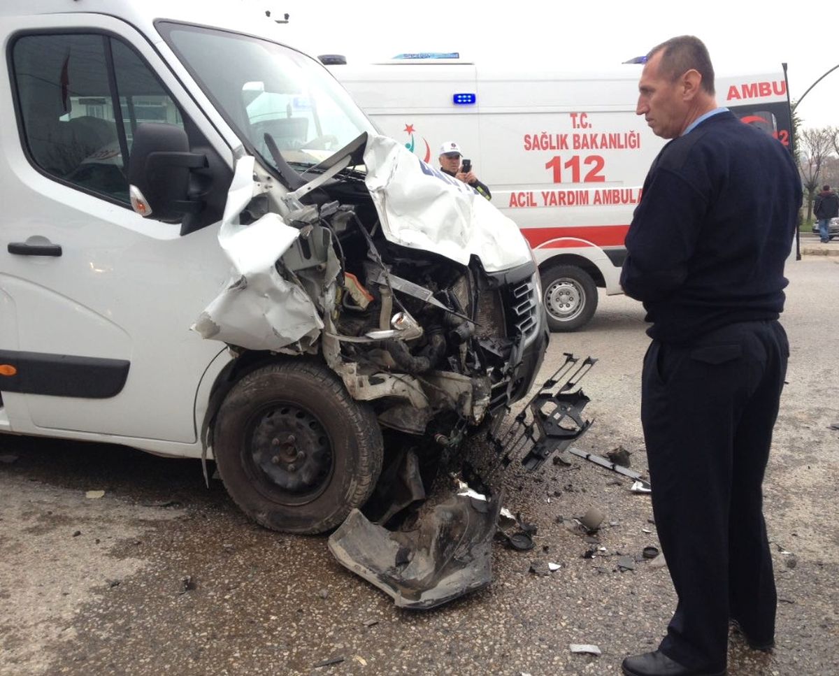Öğrenci Servisi Tır\'a Çarptı: 1 Ölü, 11 Yaralı