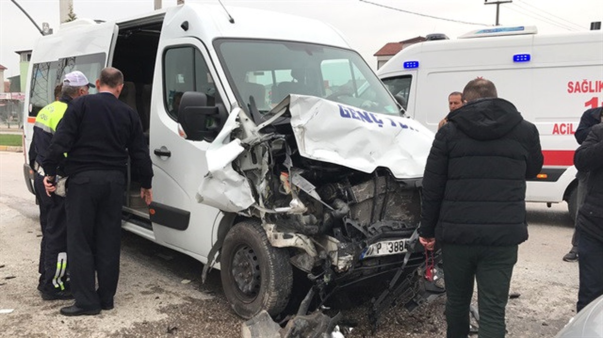 Öğrenci Servisi Tır\'a Çarptı 1 Ölü, 11 Yaralı(Olay Yeri)