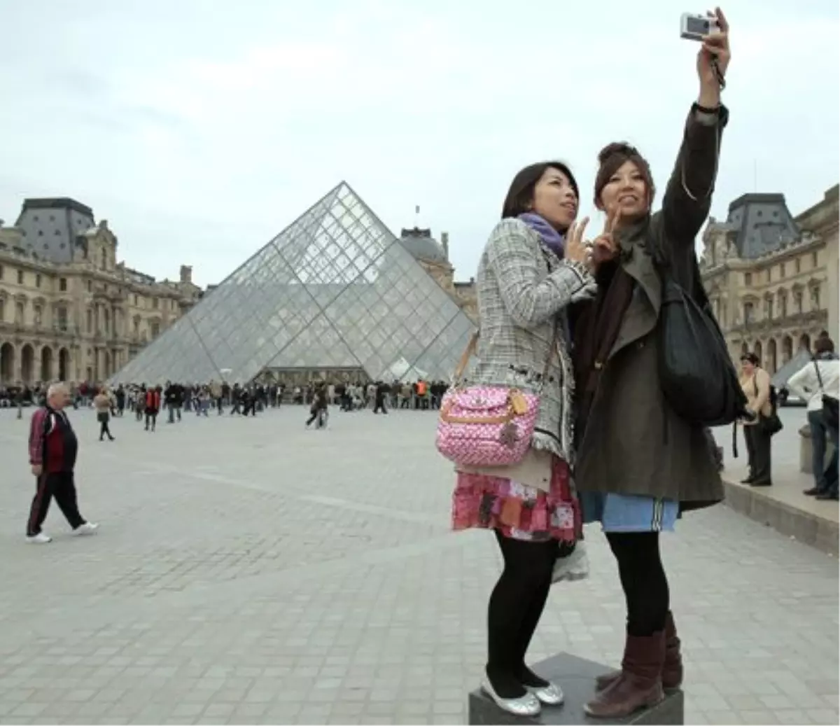 Paris Turizmi Terör Saldırıları Öncesine Döndü