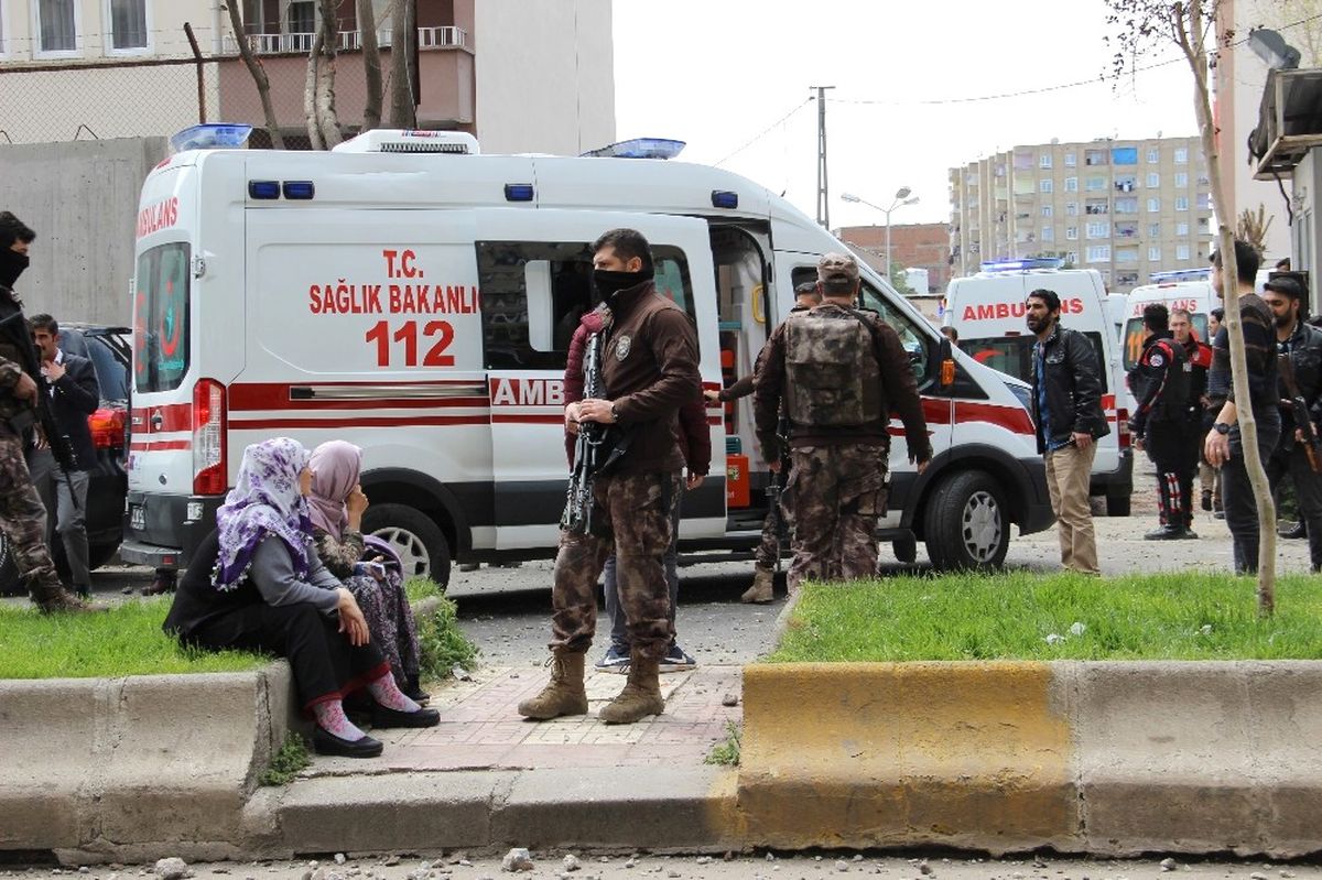 Polis Ekipleri Patlama Alanını Boşaltıyor