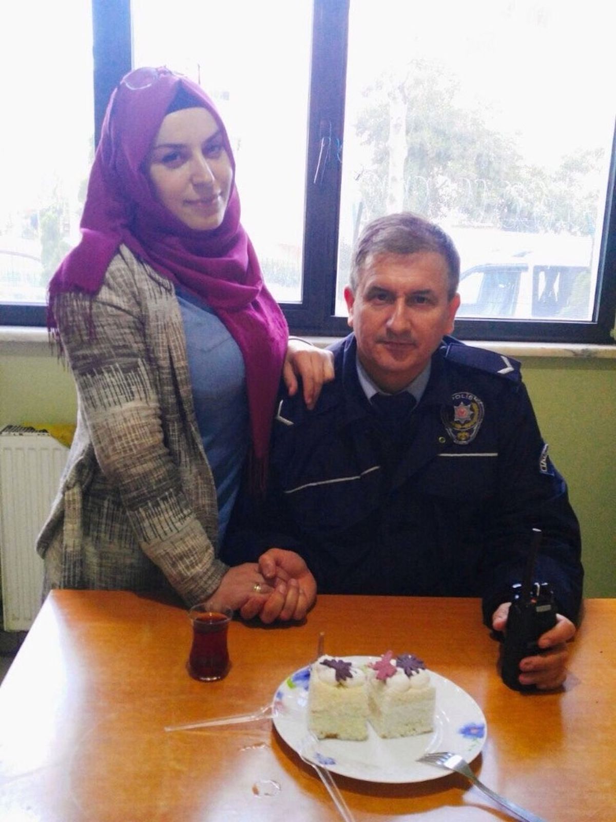 Polis Haftasını Eşine Aldığını Pastayla Kutladı