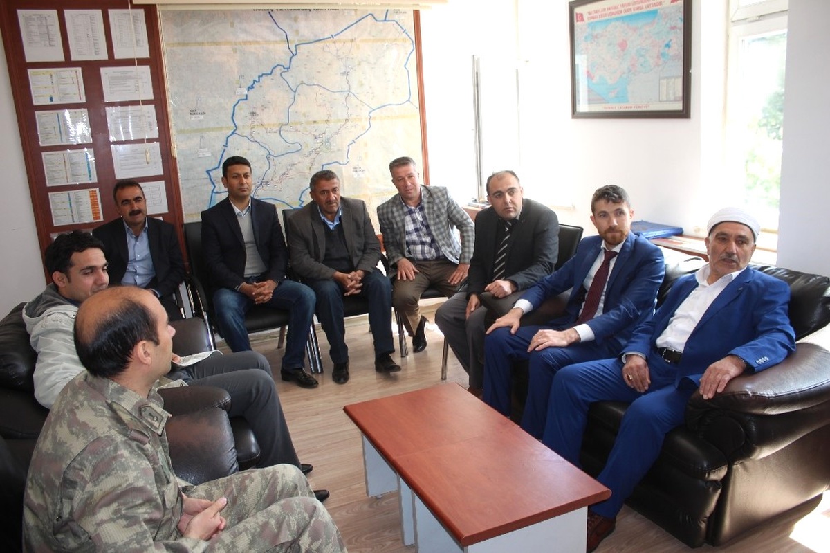 Şehit ve Gazi Yakınlarından Komutana Plaket