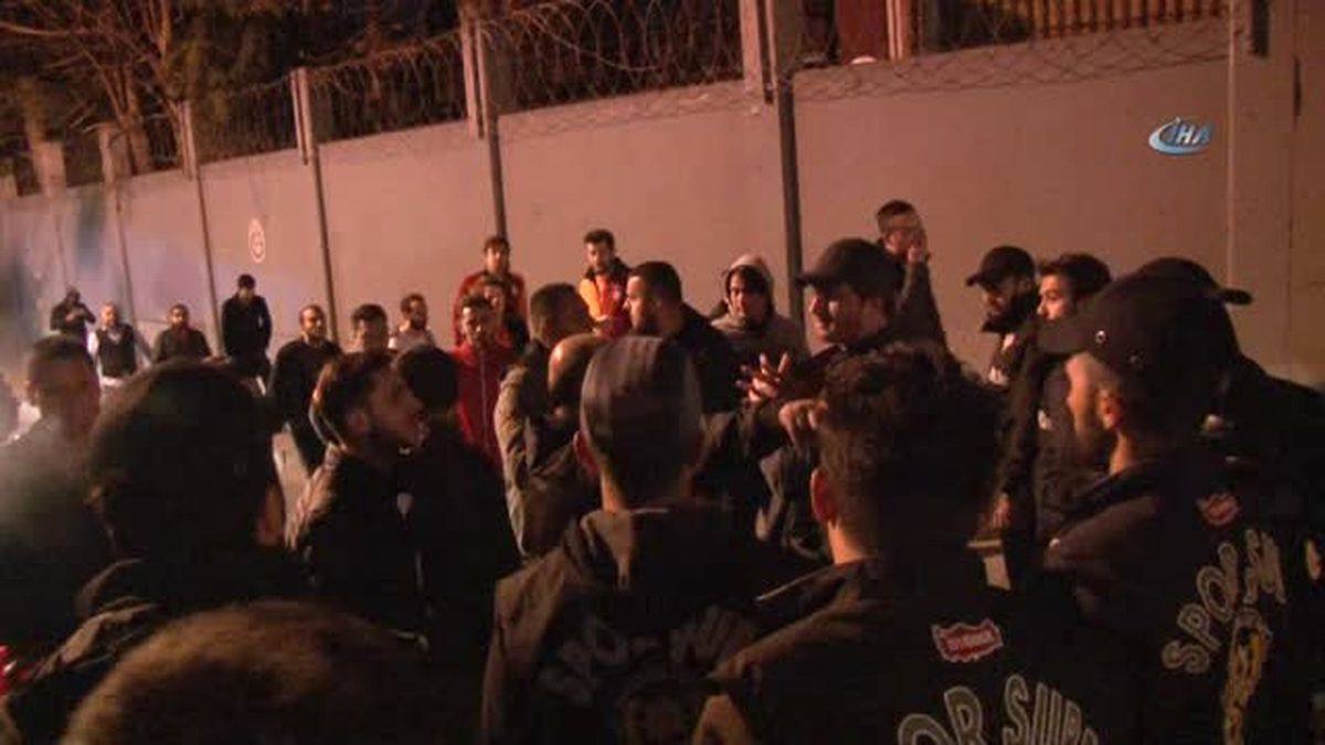 Taraftarlardan Galatasaray\'a Sert Tepki