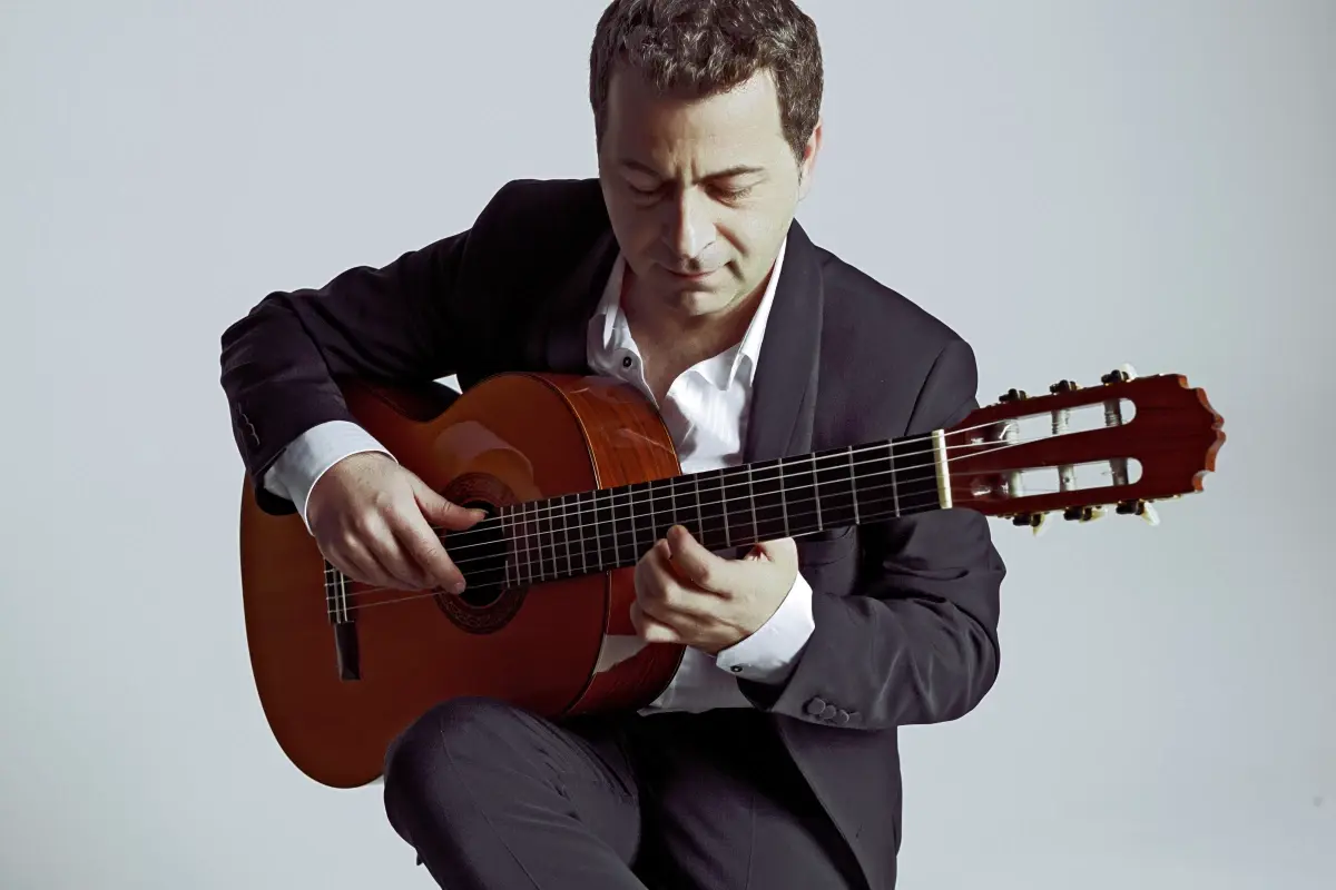 Ünlü Gitarist Sinan Erşahin Akbank Sanat\'ta…