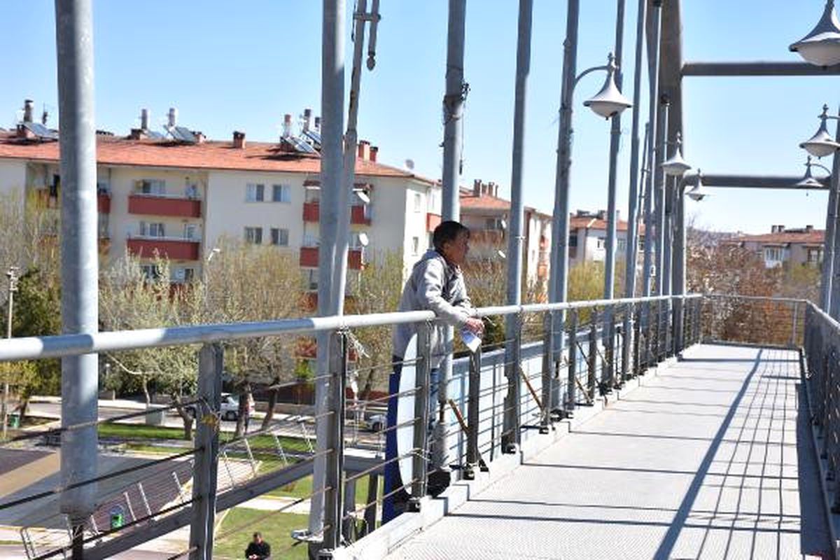 Üstgeçitte, İntihara Kalkıştı