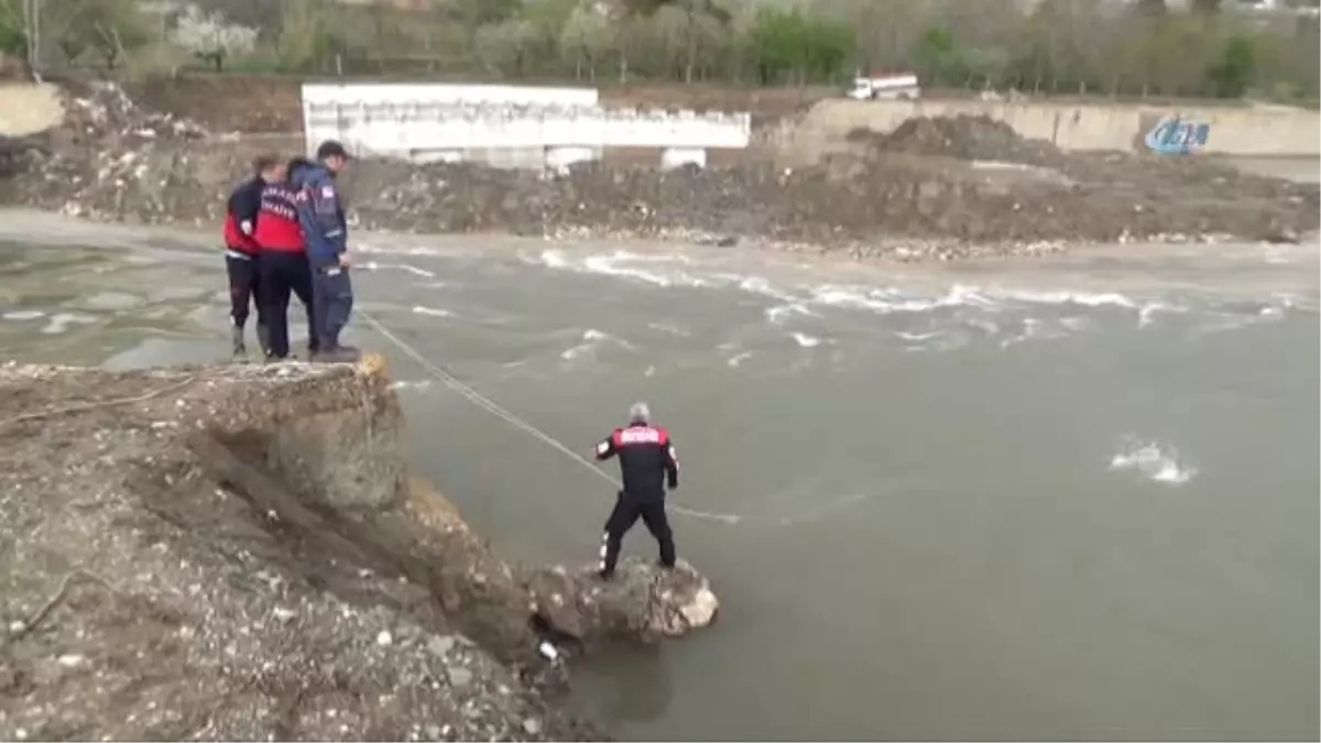 Yeşilırmak\'a Uçan Otomobil Çıkarıldı, Sürücü Bulunamadı