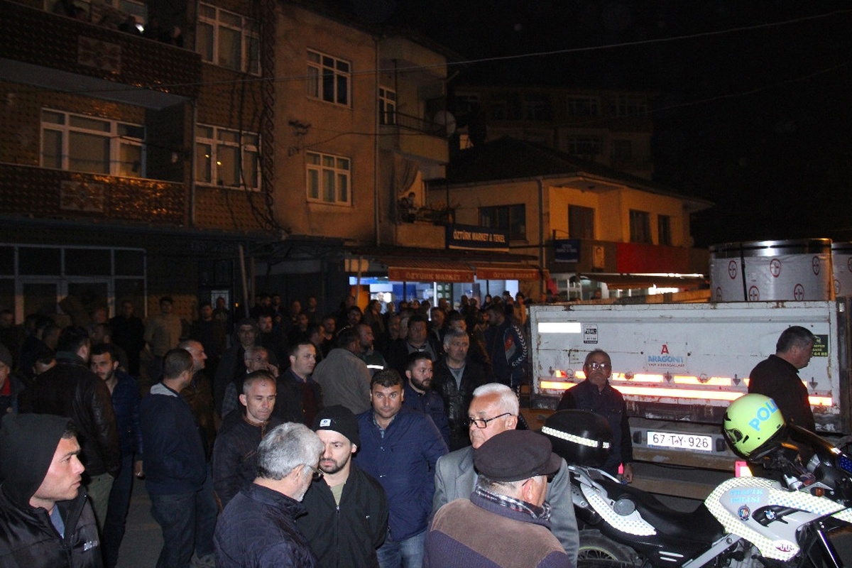 5 Yaşında Çocuk Öldü, Mahalleli Yolu Kapattı