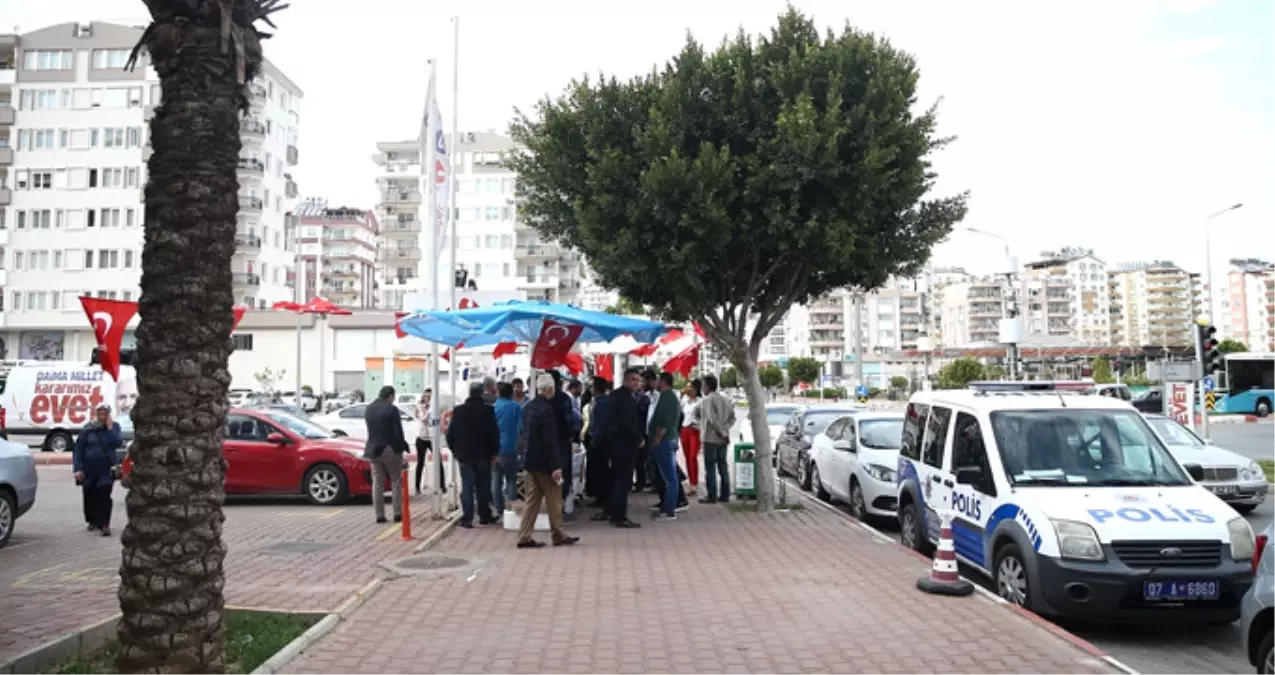 AK Parti\'nin Referandum Standına Saldıran Baba-Oğul Yakalandı