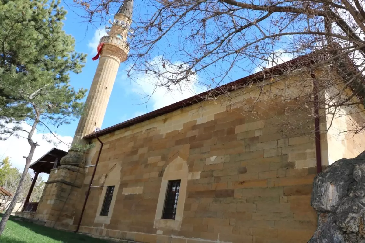 Asırlık Dut Ağacının Gölgesinde Asırlık Cami