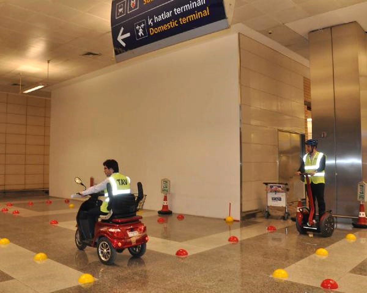 Atatürk Havalimanı\'nda Elektrikli Araçlara da Ehliyet Zorunluğu